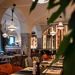 Royal Rooms*** Hostel *