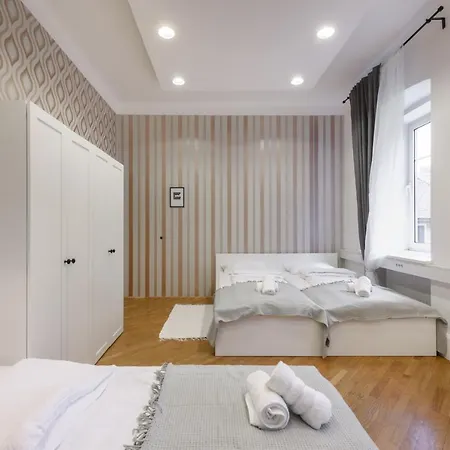 Royal Rooms*** 호스텔