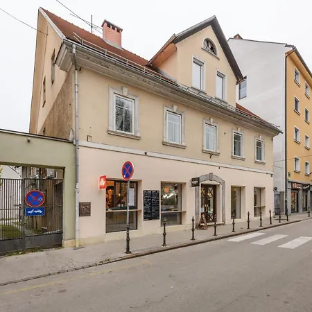 Royal Rooms*** 호스텔