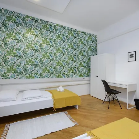 Royal Rooms*** 호스텔