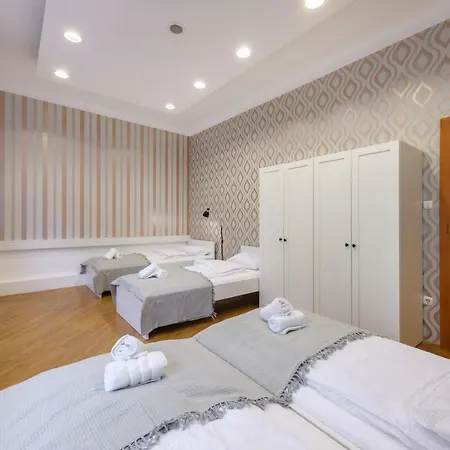 Royal Rooms*** Hostal